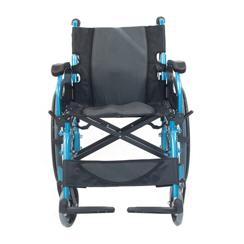 Silla de ruedas plegable con respaldo partido y reposabrazos abatible color azul