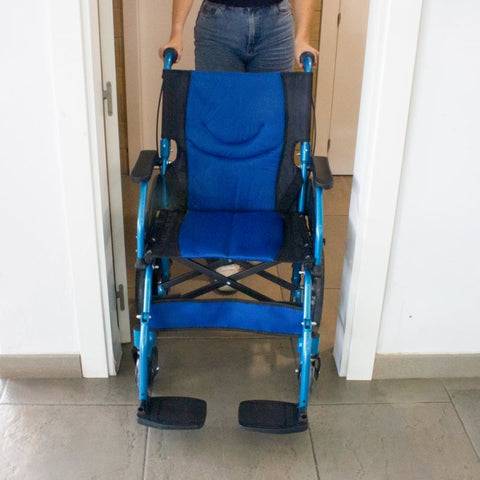 Silla de ruedas plegable de aluminio con frenos en los manillas, color azul